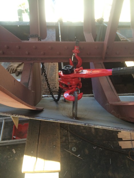 Dogging with the chain hoist 